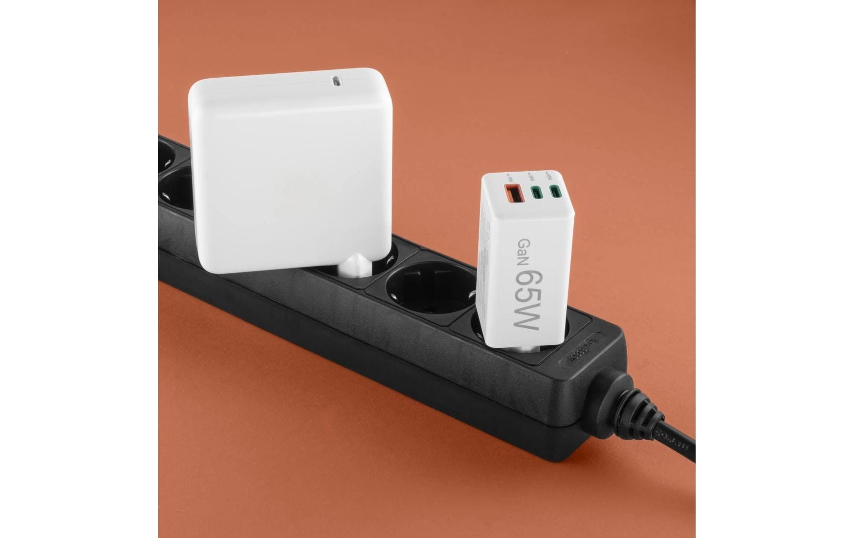 USB-Wandladegerät Gan charger 2x USB-A USB-C 65 W WeissSchnellladegerät mit 1x USB-C und 2x USB-A