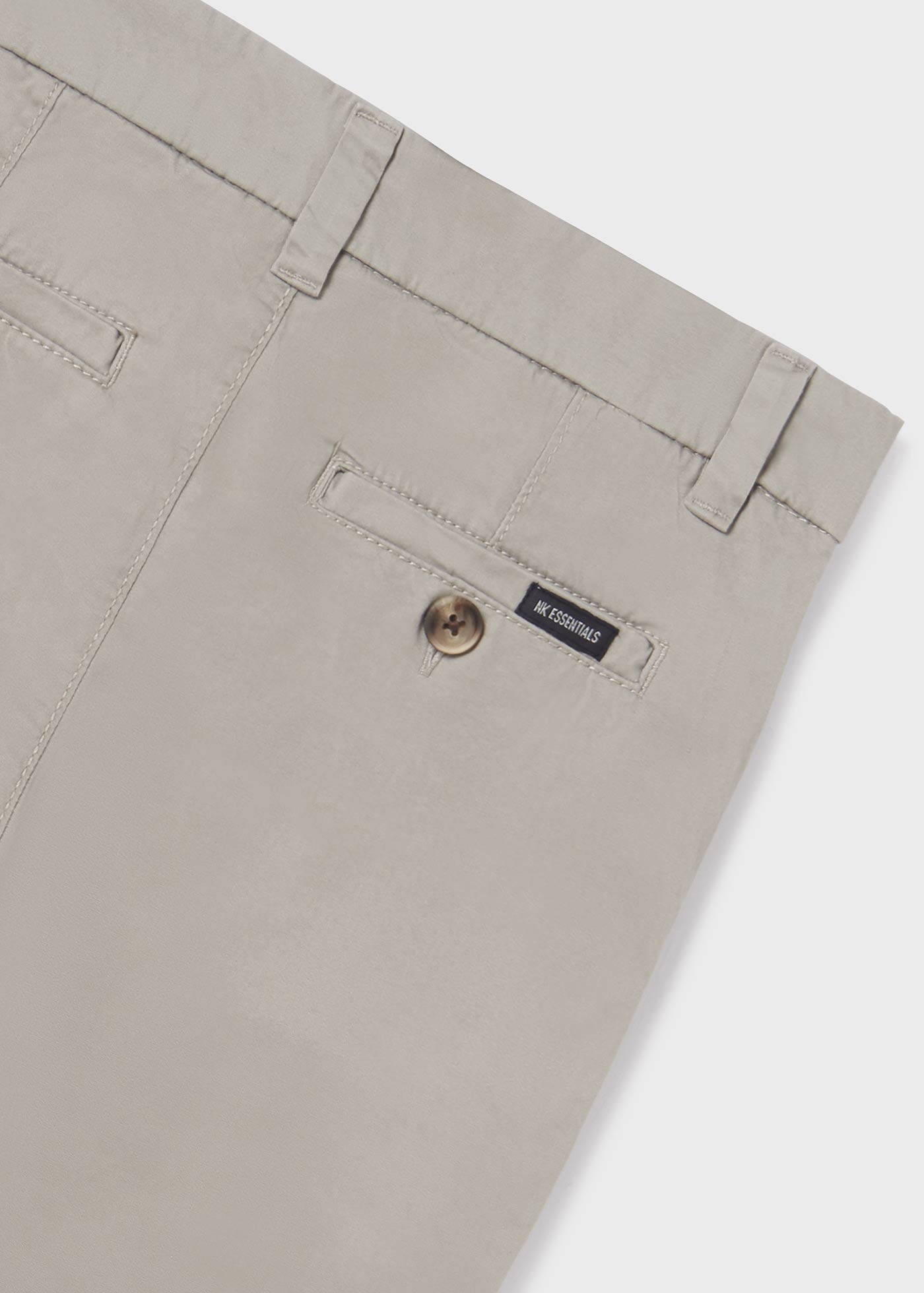 Calças chino slim-fit feitas de algodão sustentável para meninos