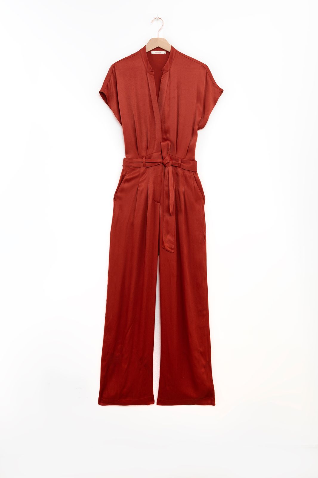 Donkerrode satijnen jumpsuit met open rug detail
