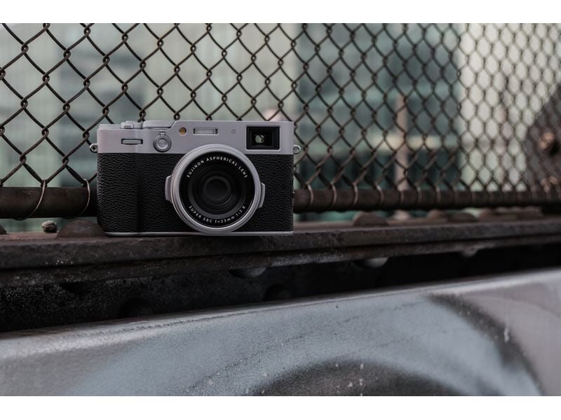 Fujifilm Fotokamera X100VI Silber Kompakte Digitalkamera mit anspruchsvollem Design und intuitiver Bedienbarkeit