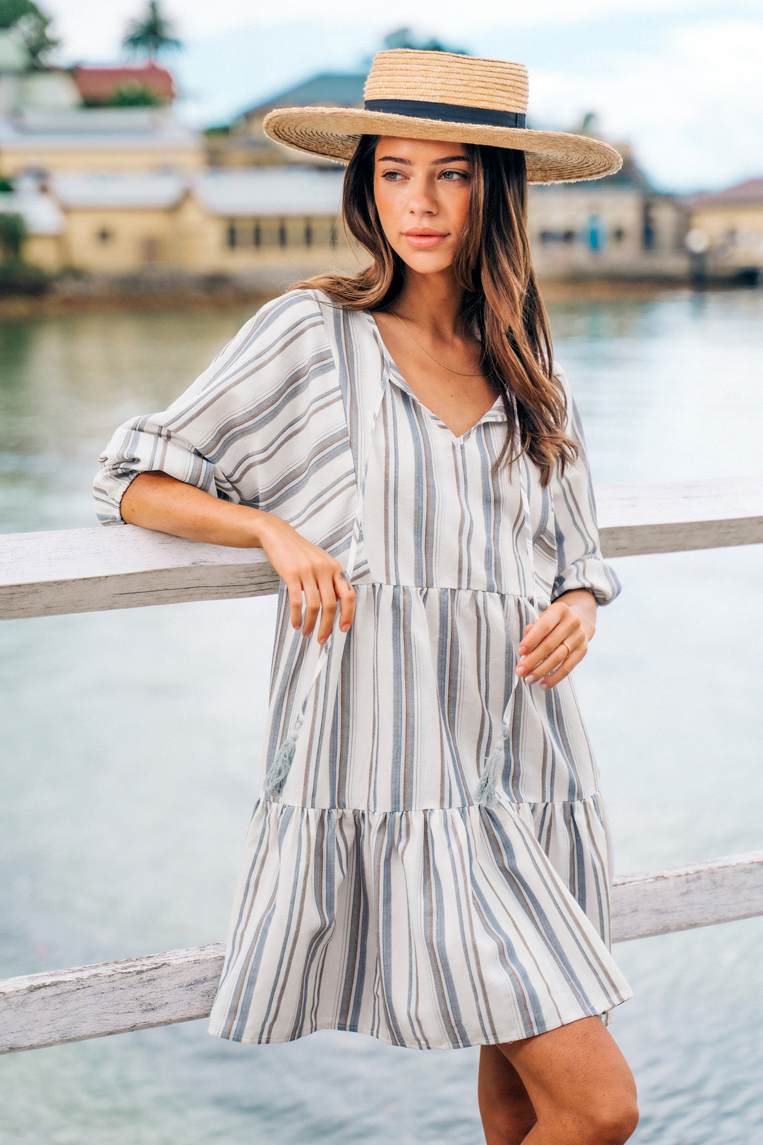 Robe mini droite avec col fendu à cordon