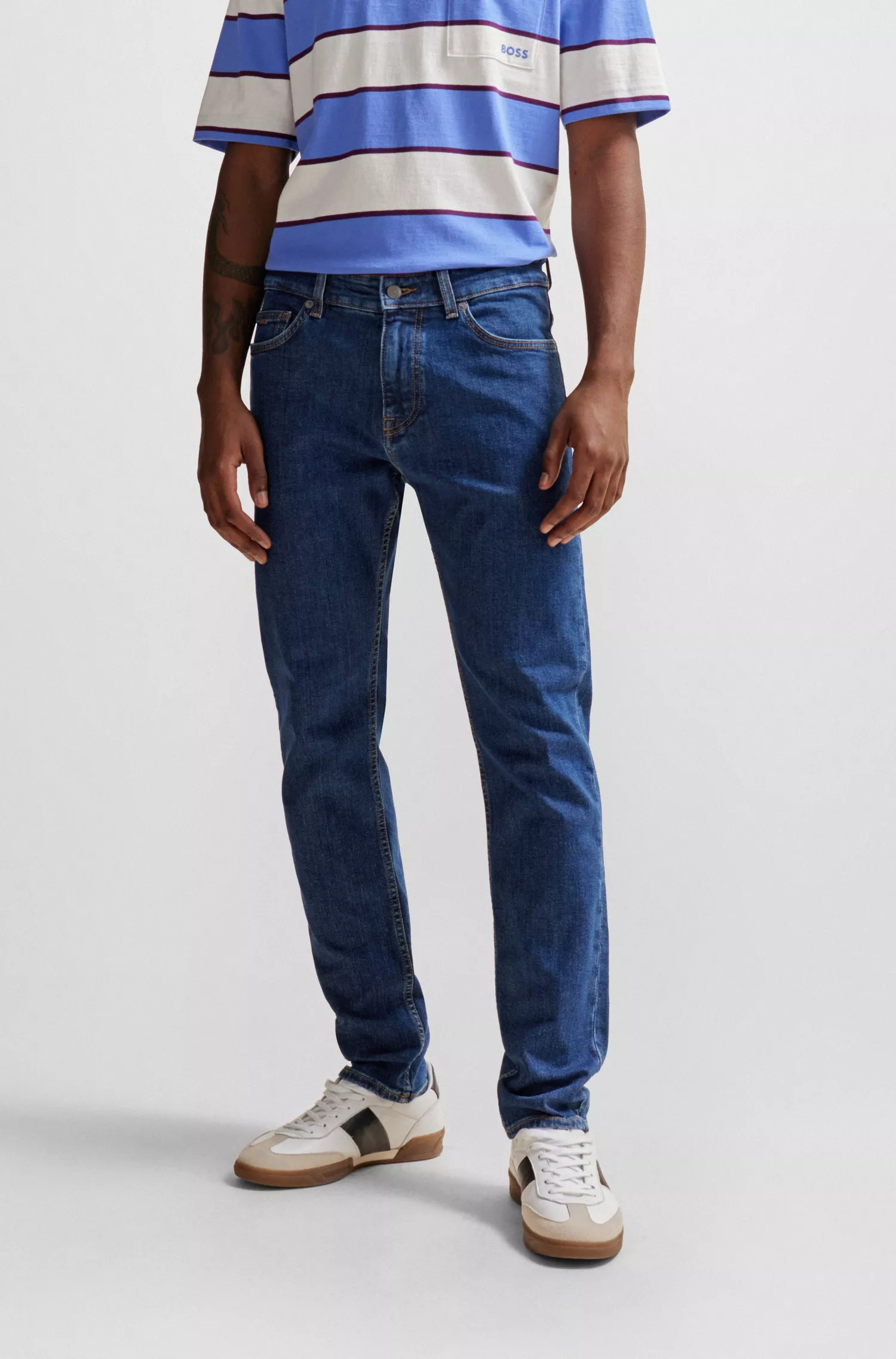 Calça jeans BOSS laranja, corte slim, em denim azul com elasticidade confortável.