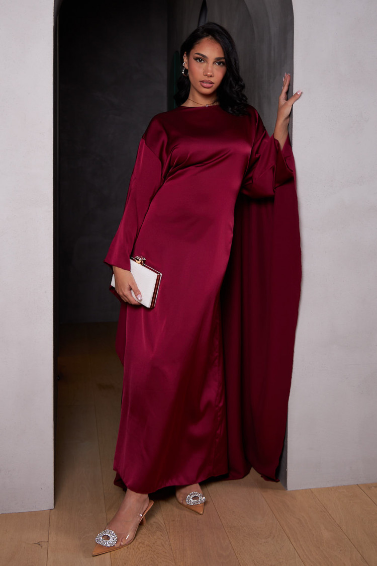 Robe ample ceinturée et satinée bordeaux avec empiècement cape
