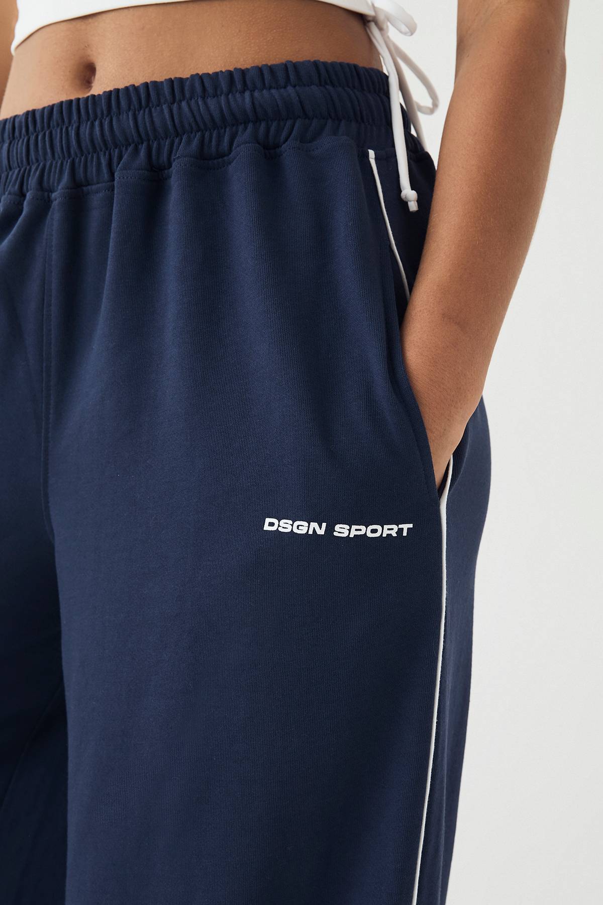 Jogging DSGN Studio Taille Moyenne avec Détails de Passepoil et Fermeture à Bascule