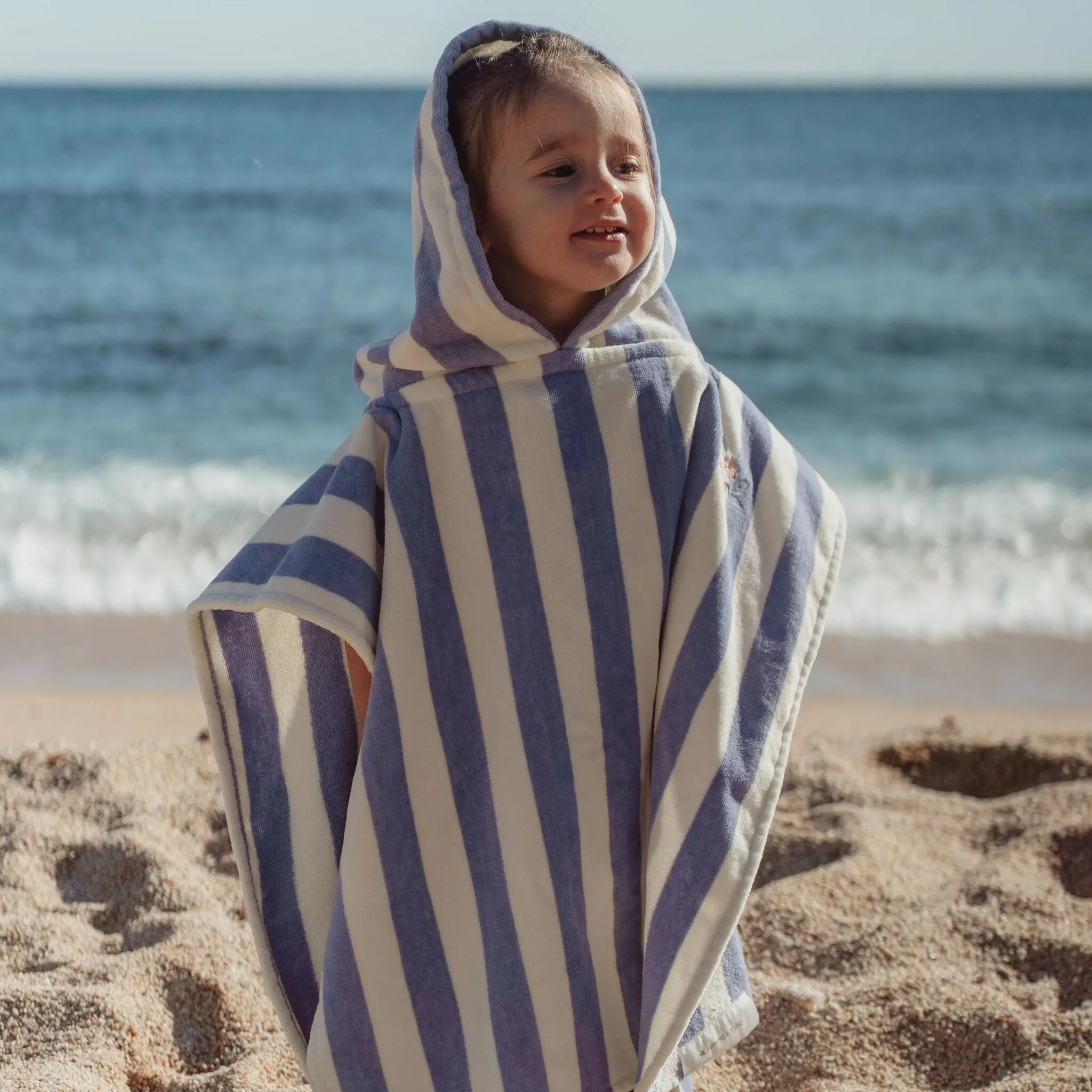 Lila kinderstrandponcho van organic katoen – zacht & dromerig design