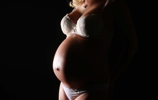 Babybauch Fotoshooting in Frankfurt verschenken