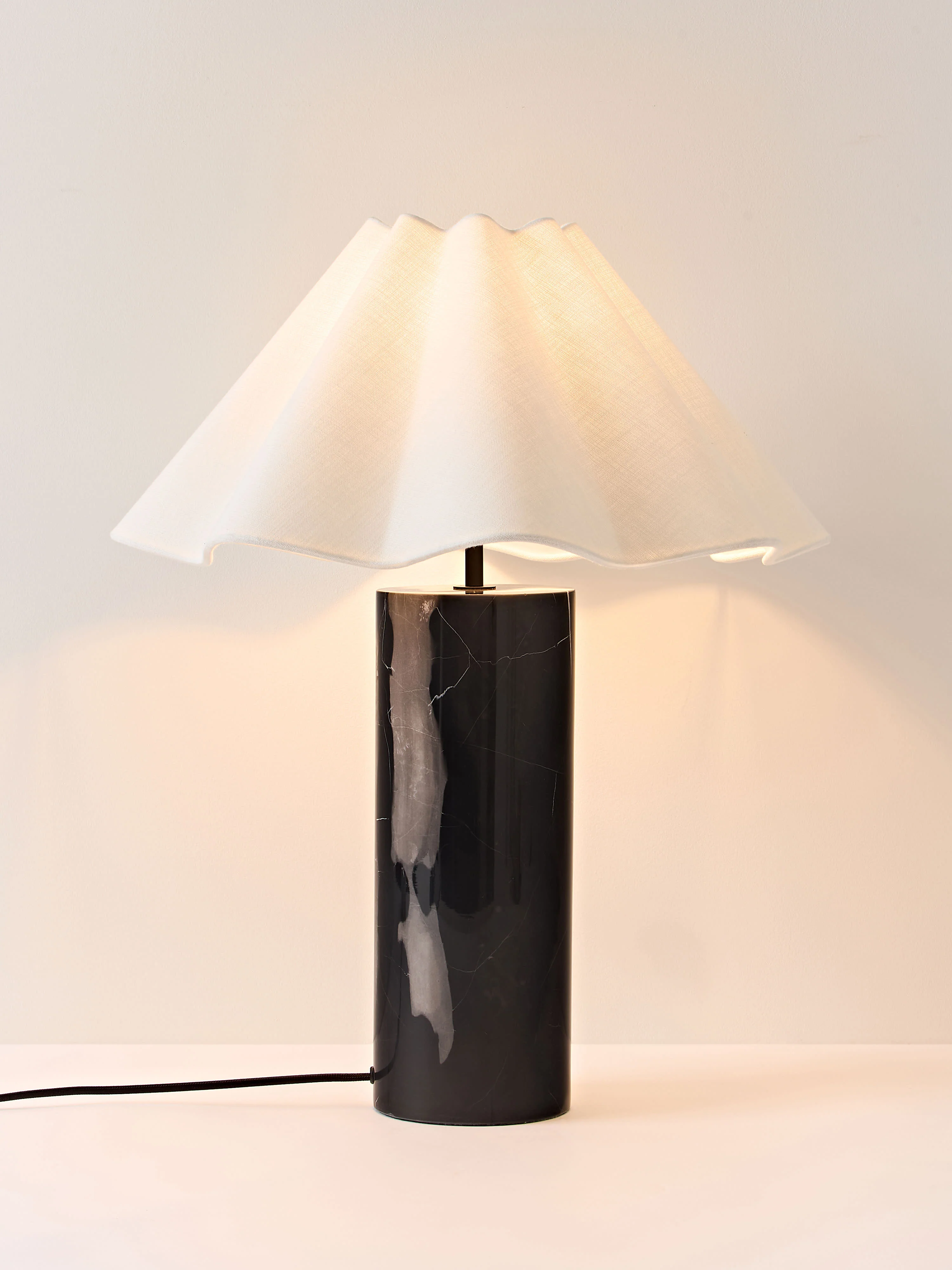 Dimbare LED tafellamp Arya met marmeren voet