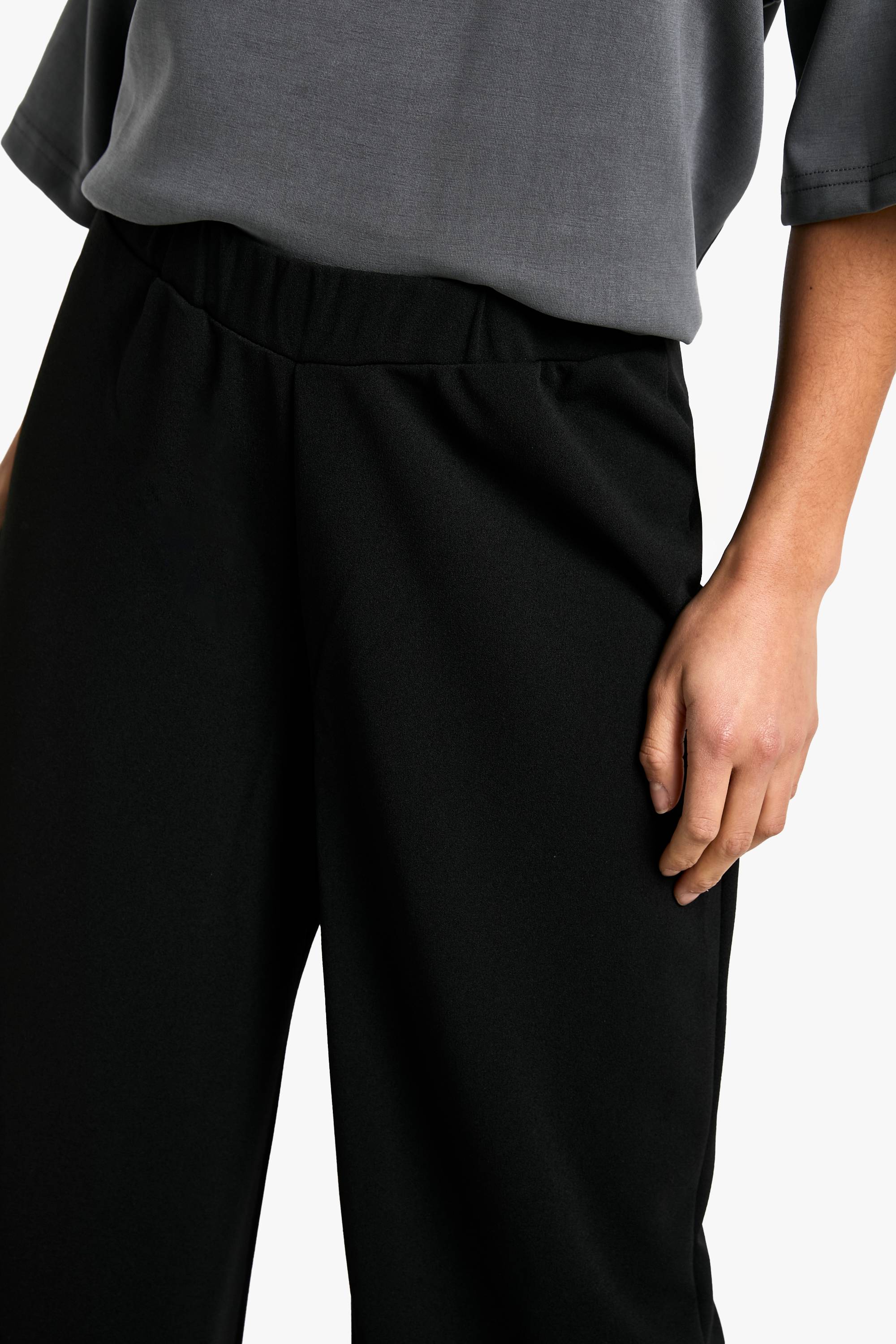 boohoo Petite pantalon stretch à jambes larges