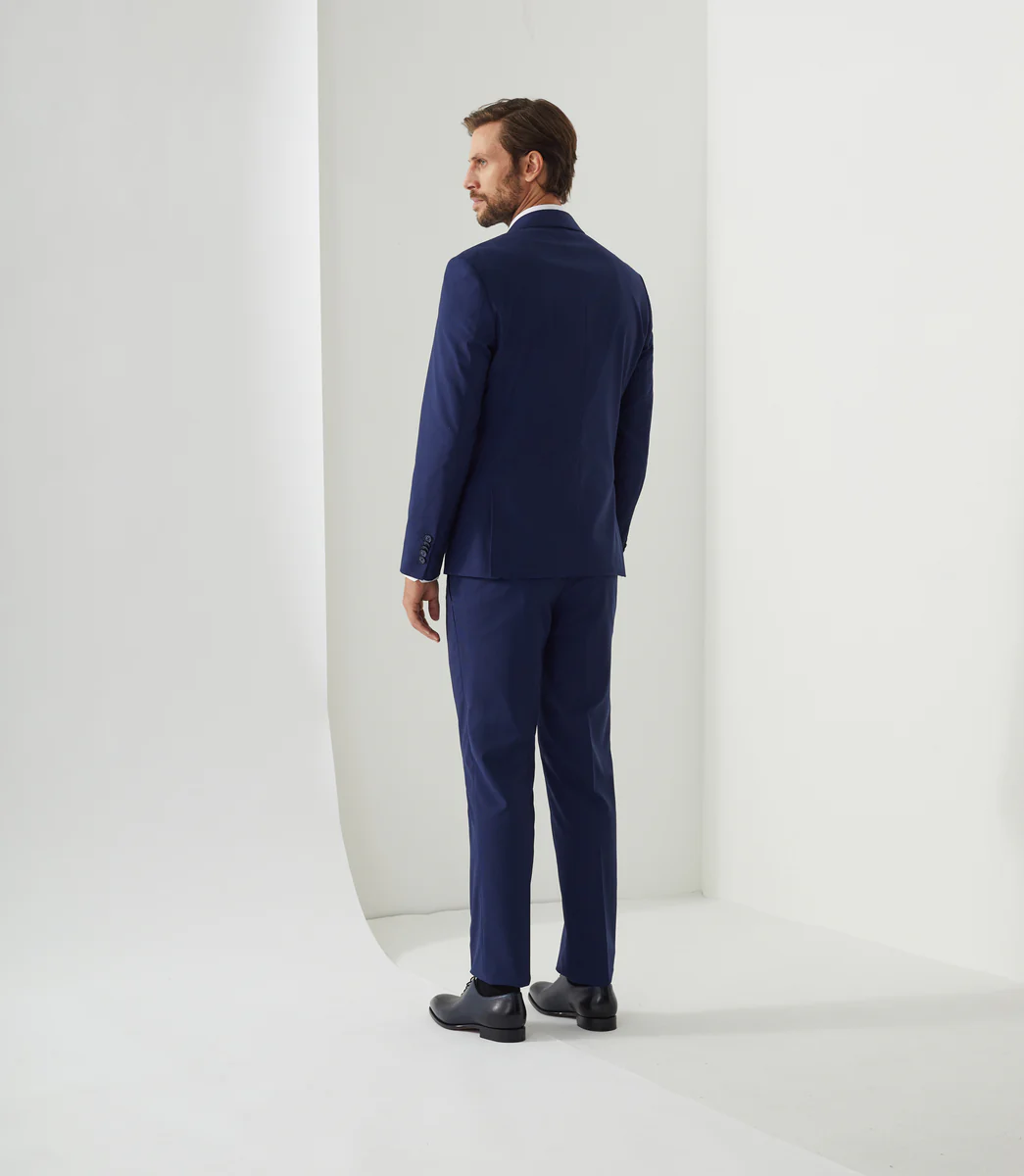 Costume bleu à revers crantés 