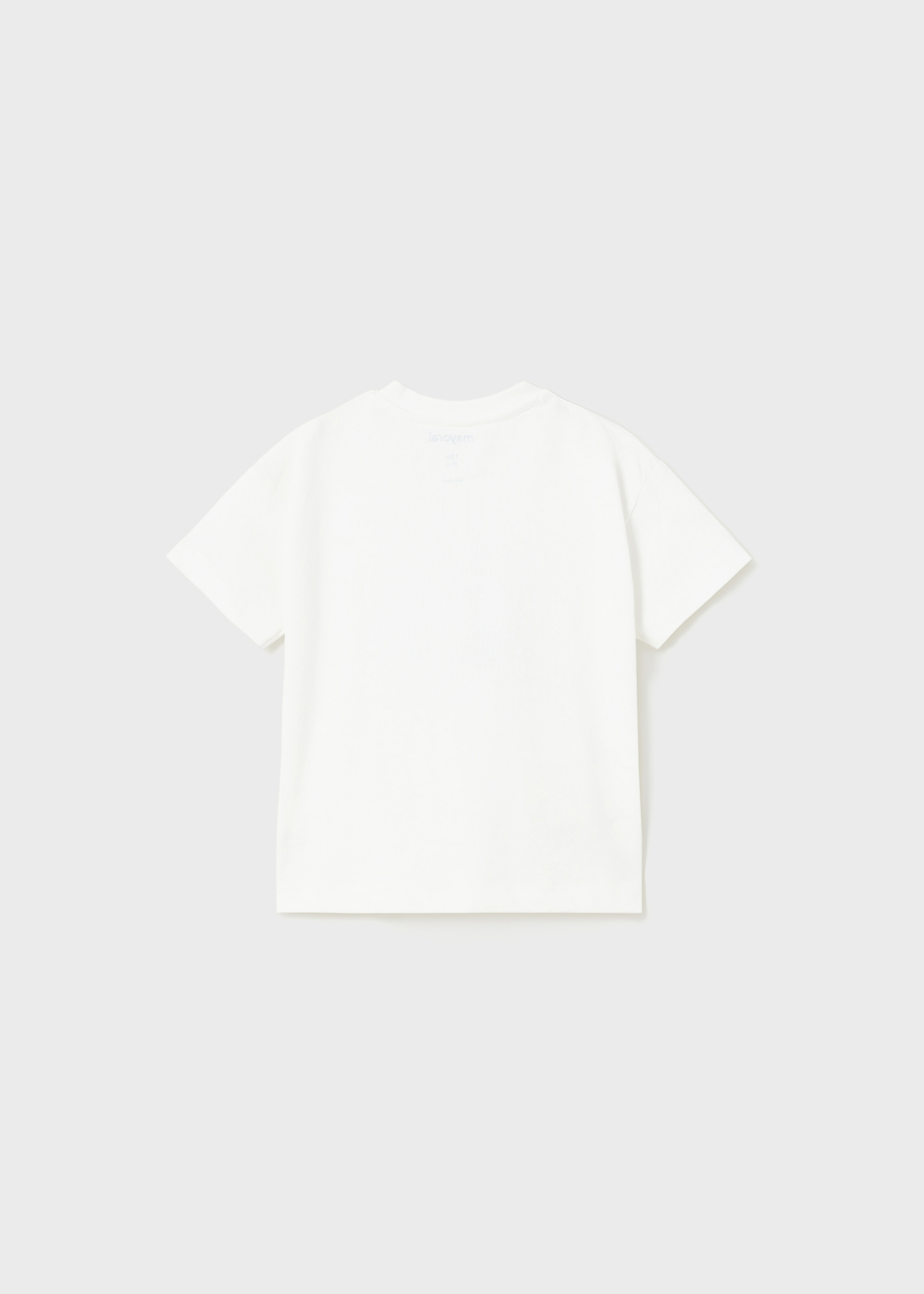 Camiseta infantil com estampa interativa feita de algodão sustentável.
