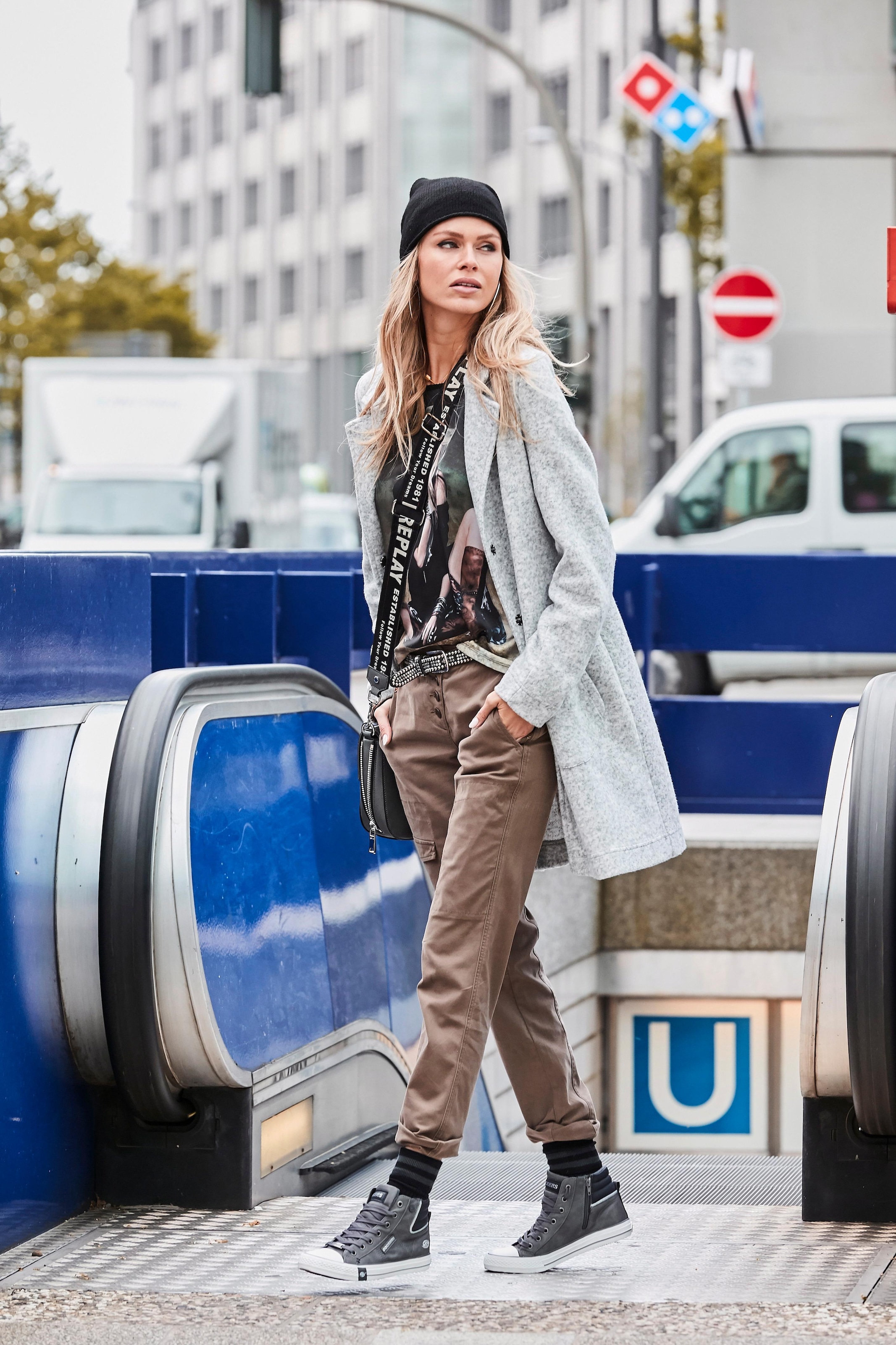 Aniston CASUAL Langarmshirt , mit femininem Frontdruck