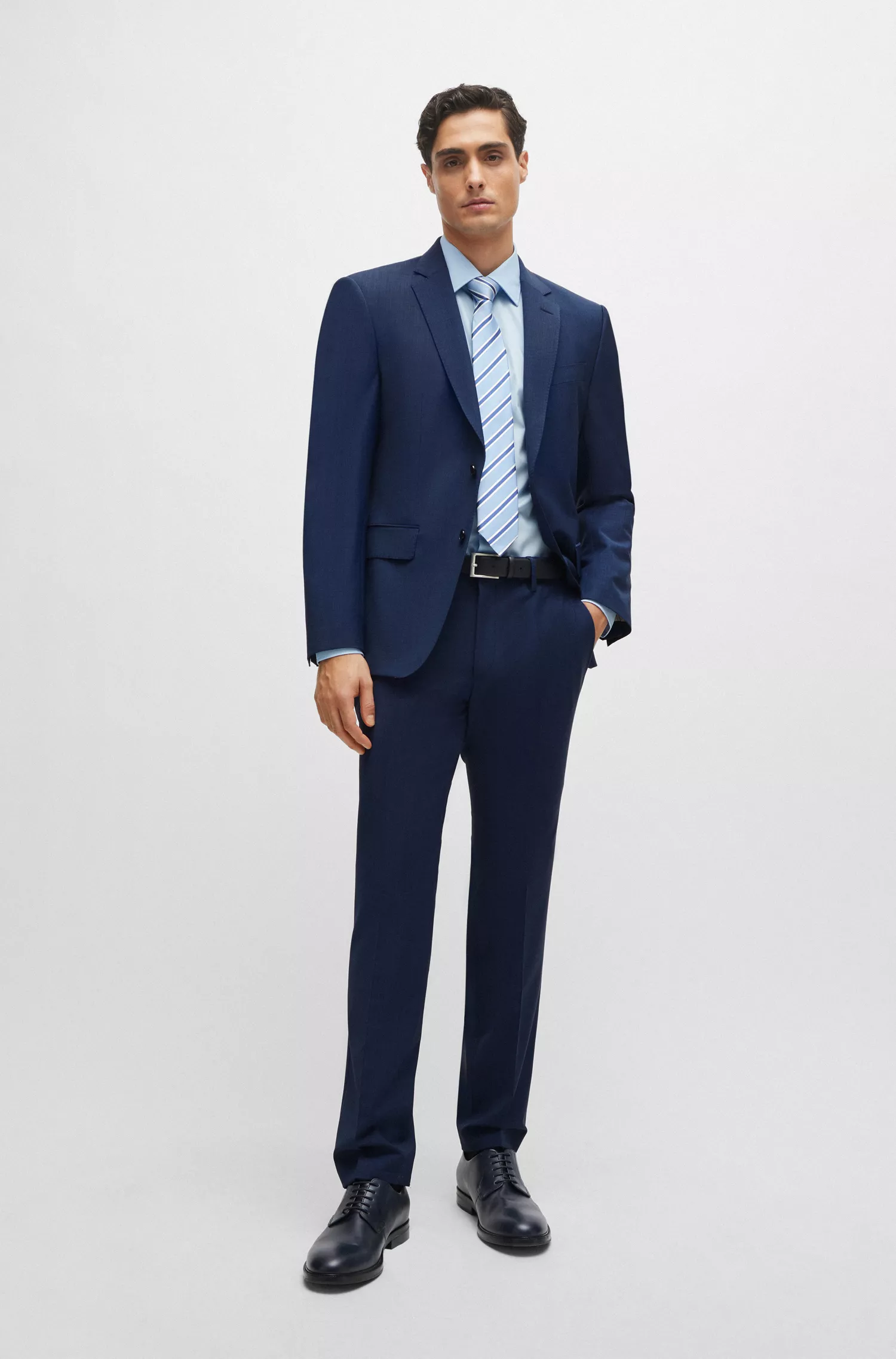 Camisa BOSS preta de corte slim, confeccionada em popeline de algodão elástico de fácil passar.