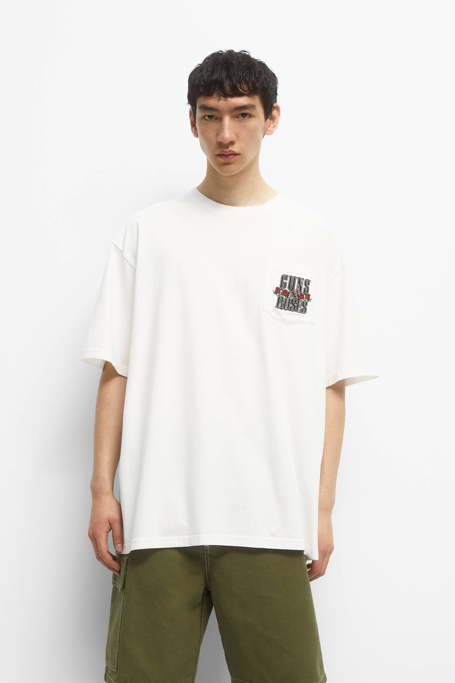 Camiseta Guns N' Roses com bolso bordado - Off White