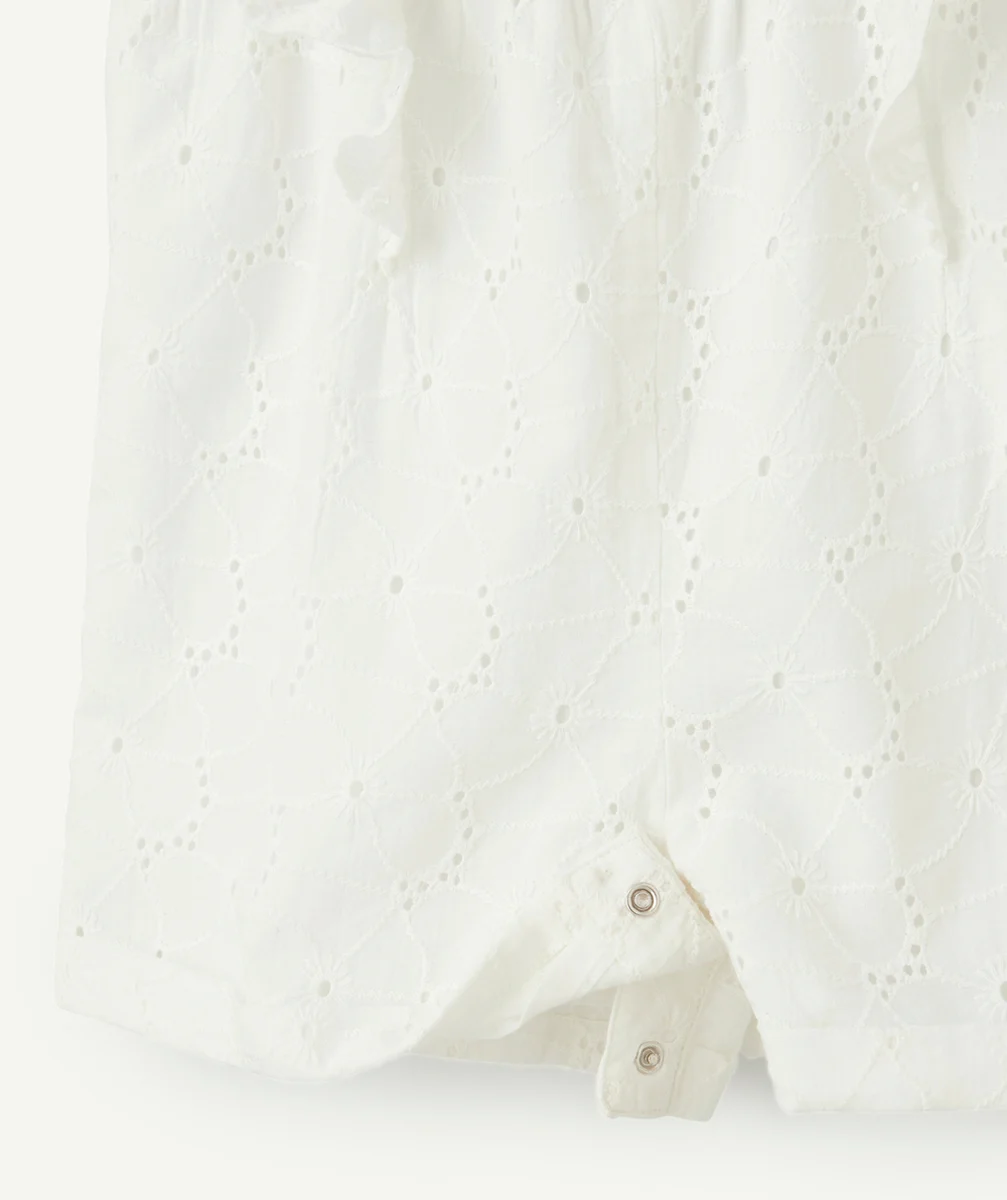 COMBINAISON BÉBÉ FILLE BLANCHE AVEC BRODERIES FLEURS