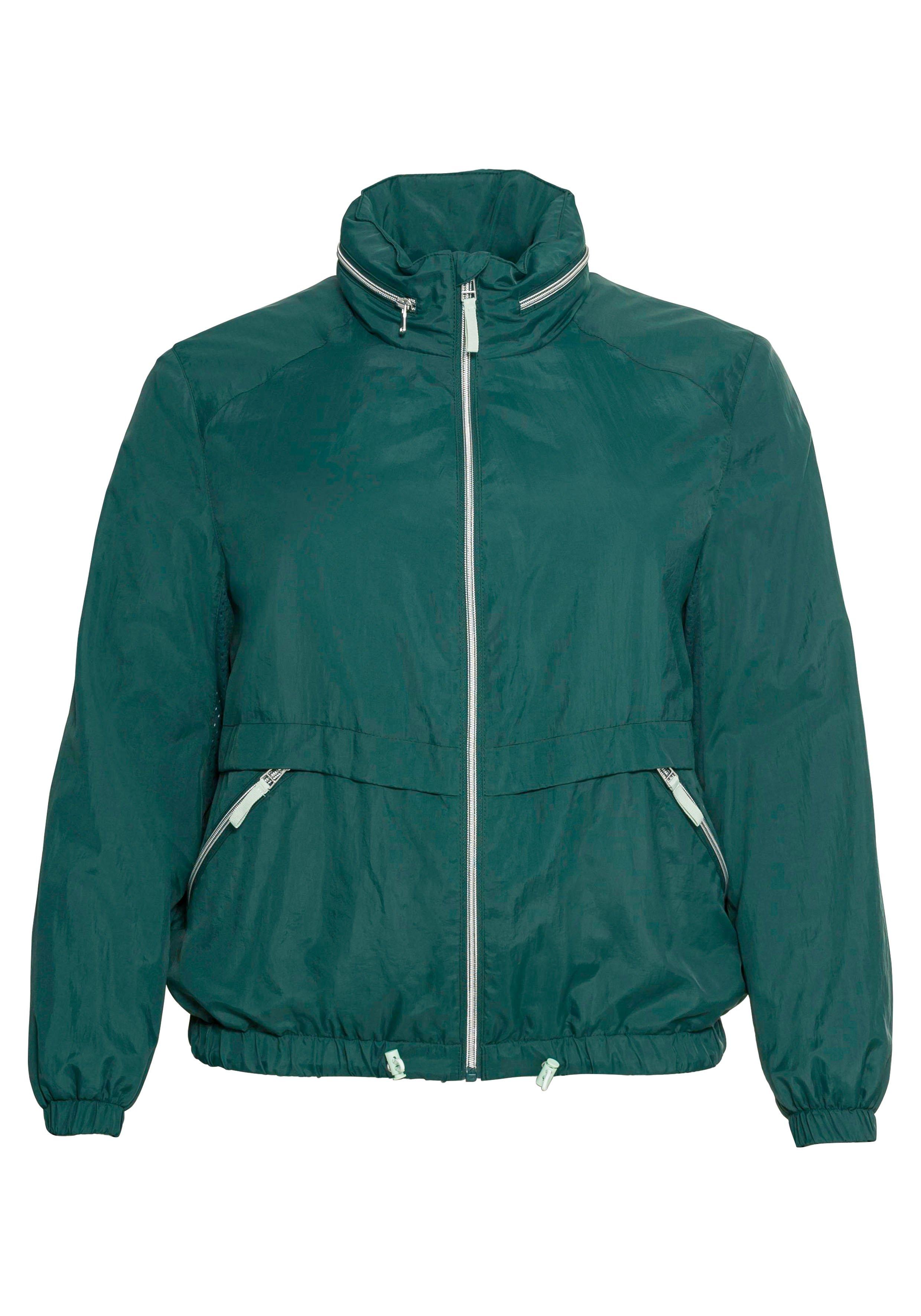 Windbreaker mit Kapuze, in kleiner Tasche verstaubar