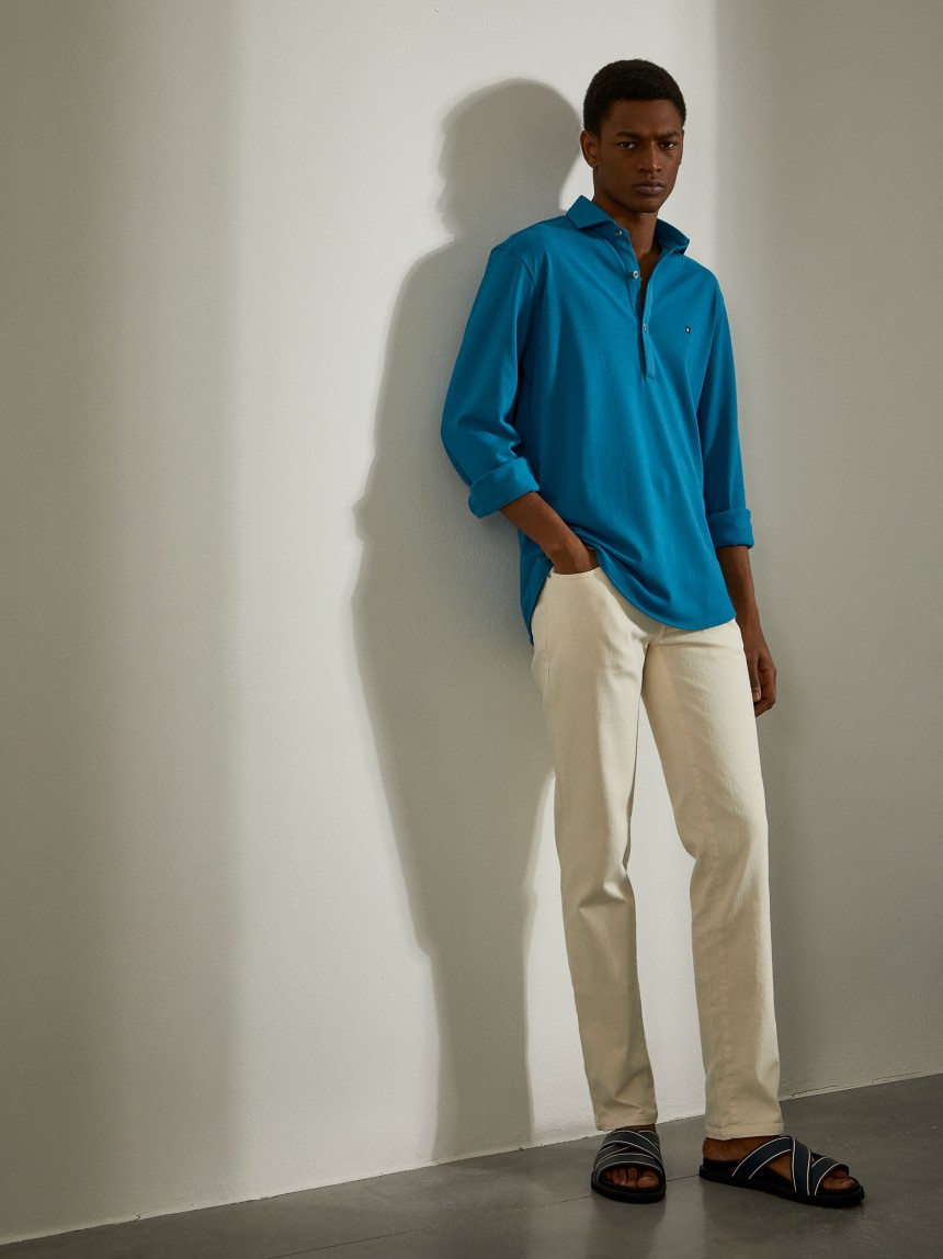 Camisa slim fit em malha piqué com carcela de polo