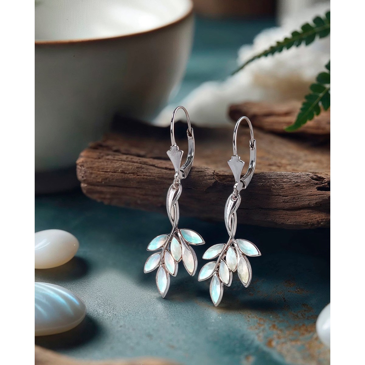 Boucles d'Oreilles Feuillage en Nacre sur Éclat d'Argent 925 | Aden Boutique
