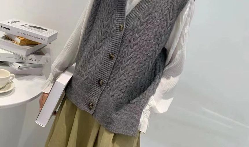 Rred - V-hals effen kabelgebreid vest met knoopjes