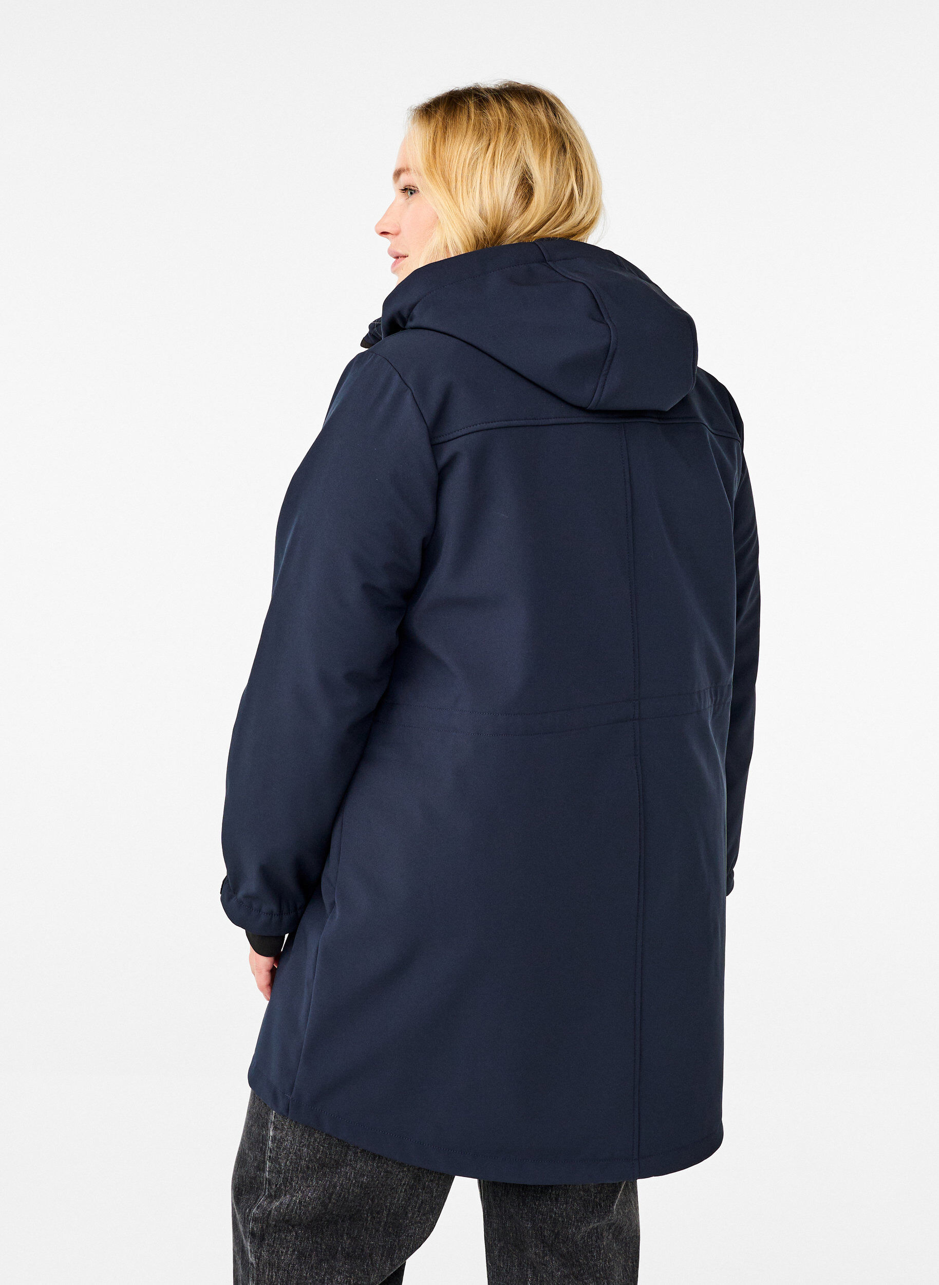 Softshell jakke med aftagelig hætte