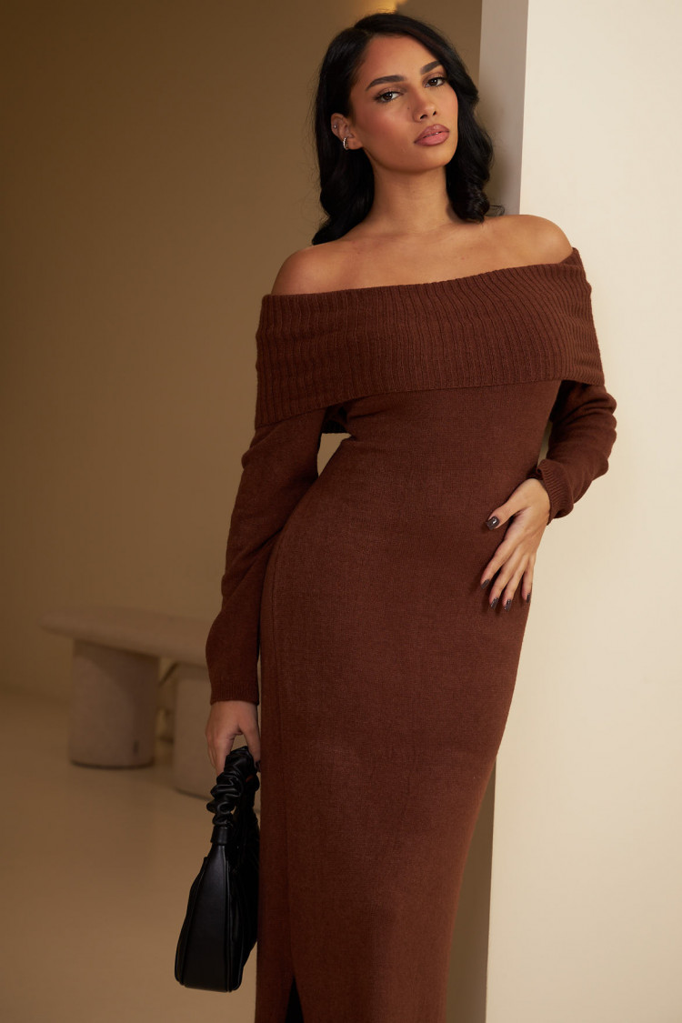 Robe longue marron en laine à col bardot