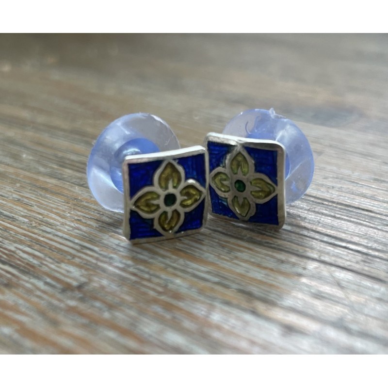 Clou d'oreille en argent et émail