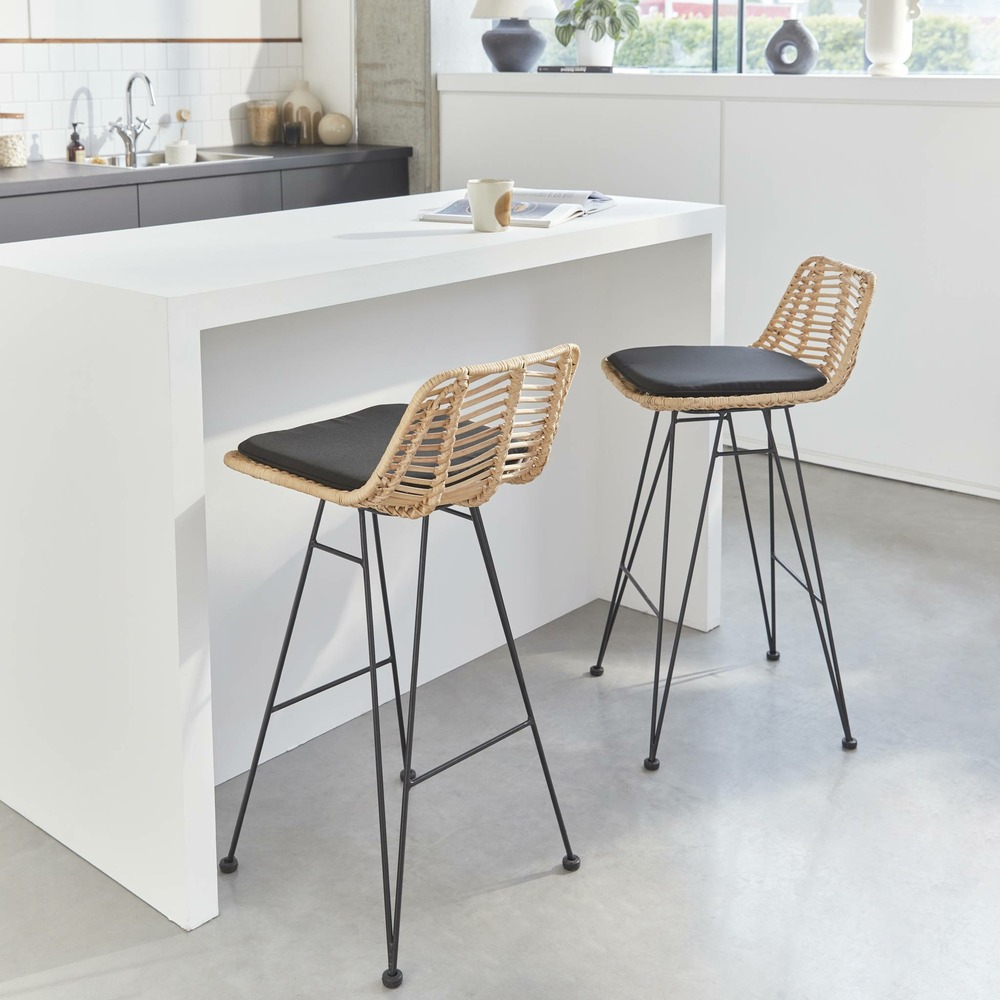 Deux tabourets de bar en rotin naturel et métal. Coussins noirs - cahya