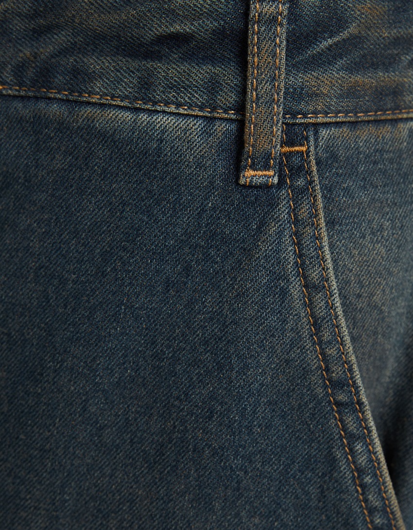calça jeans estilo skater com efeito desbotado