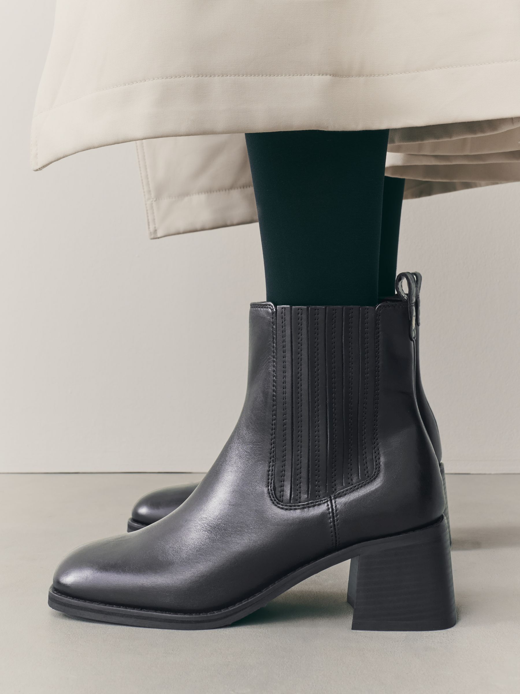 Zwart - Forever Comfort® leren Chelsea-laarzen met vierkante neus en blokhak
