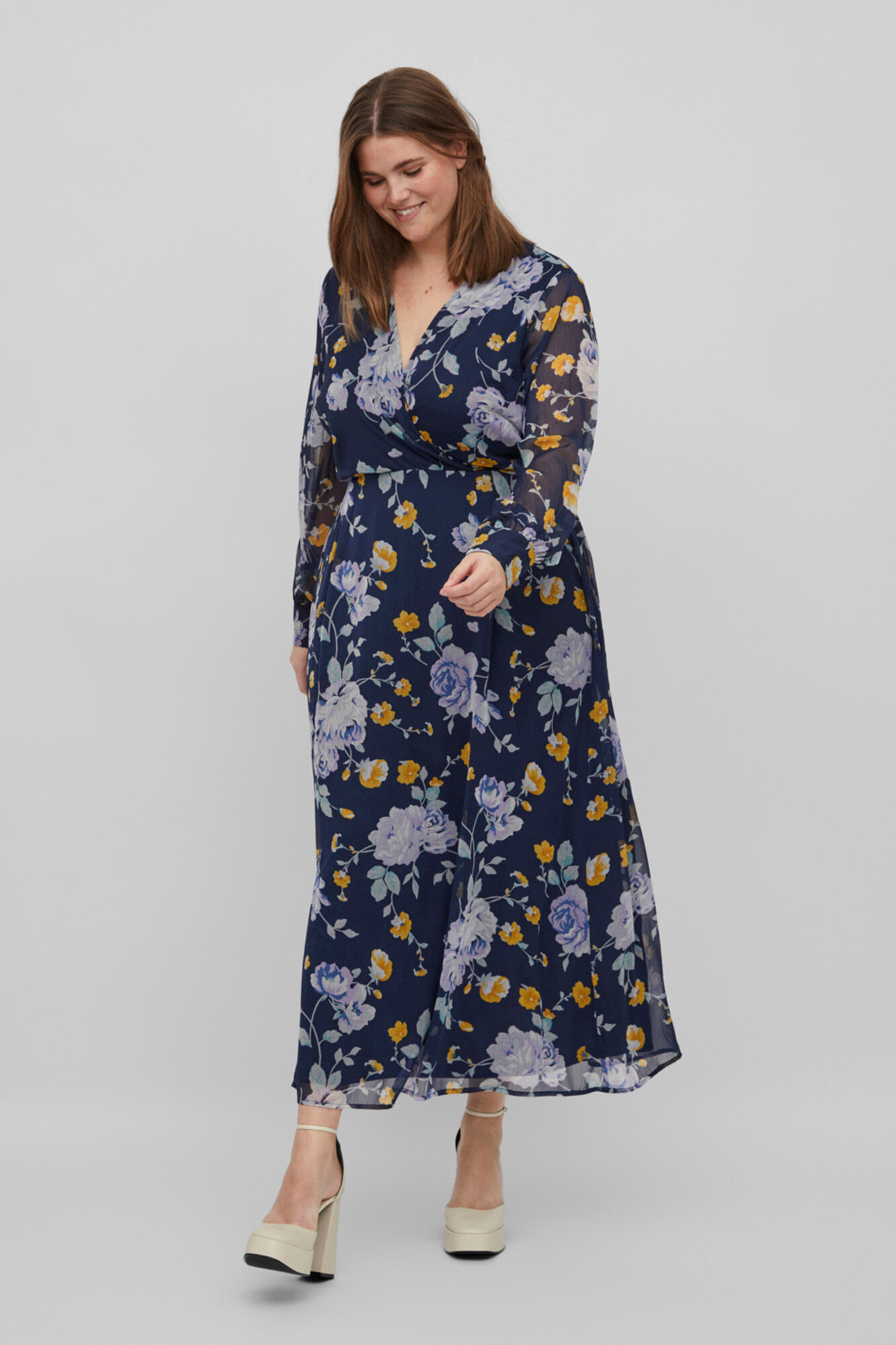 Vestido longo de chiffon estampado com mangas compridas da Evoked by Vila - Azul Marinho