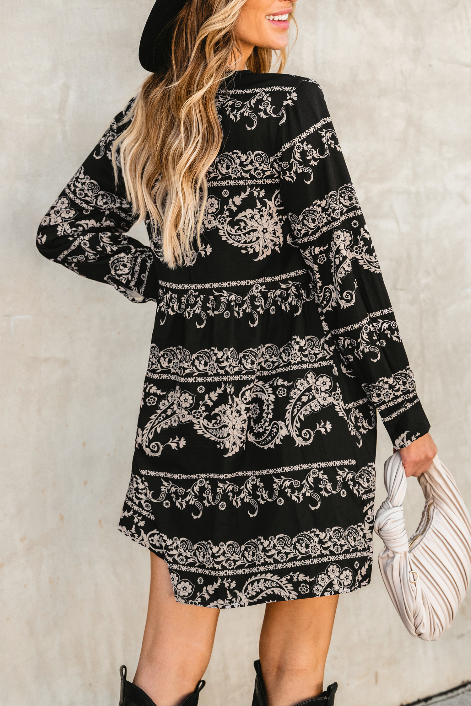 Robe mini avec col en V et manches longues à imprimé paisley