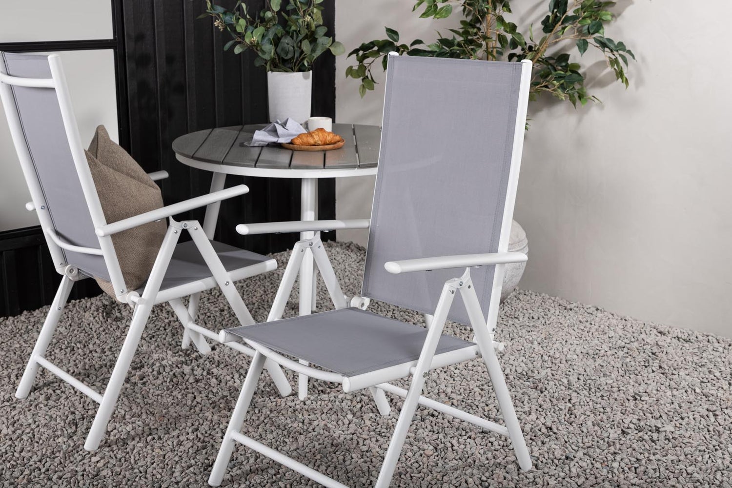 Break tuinset: tafel 90x90cm, 2 Break stoelen, grijs. 90 x 74 x 90 cm