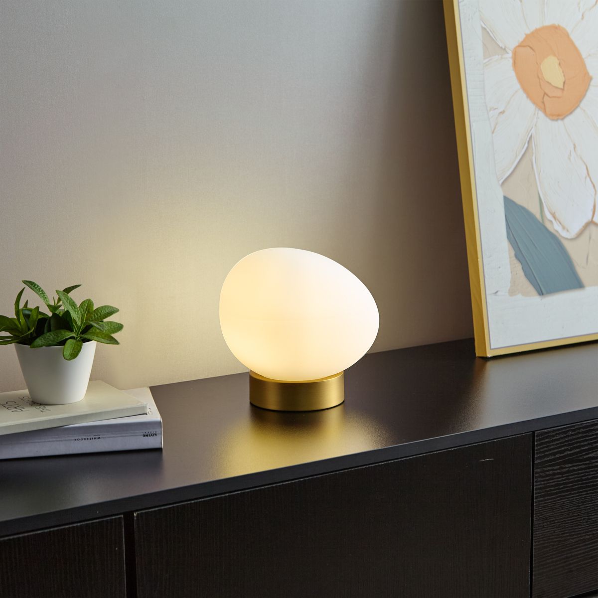 Design tafellamp messing met opaal glas - Sally