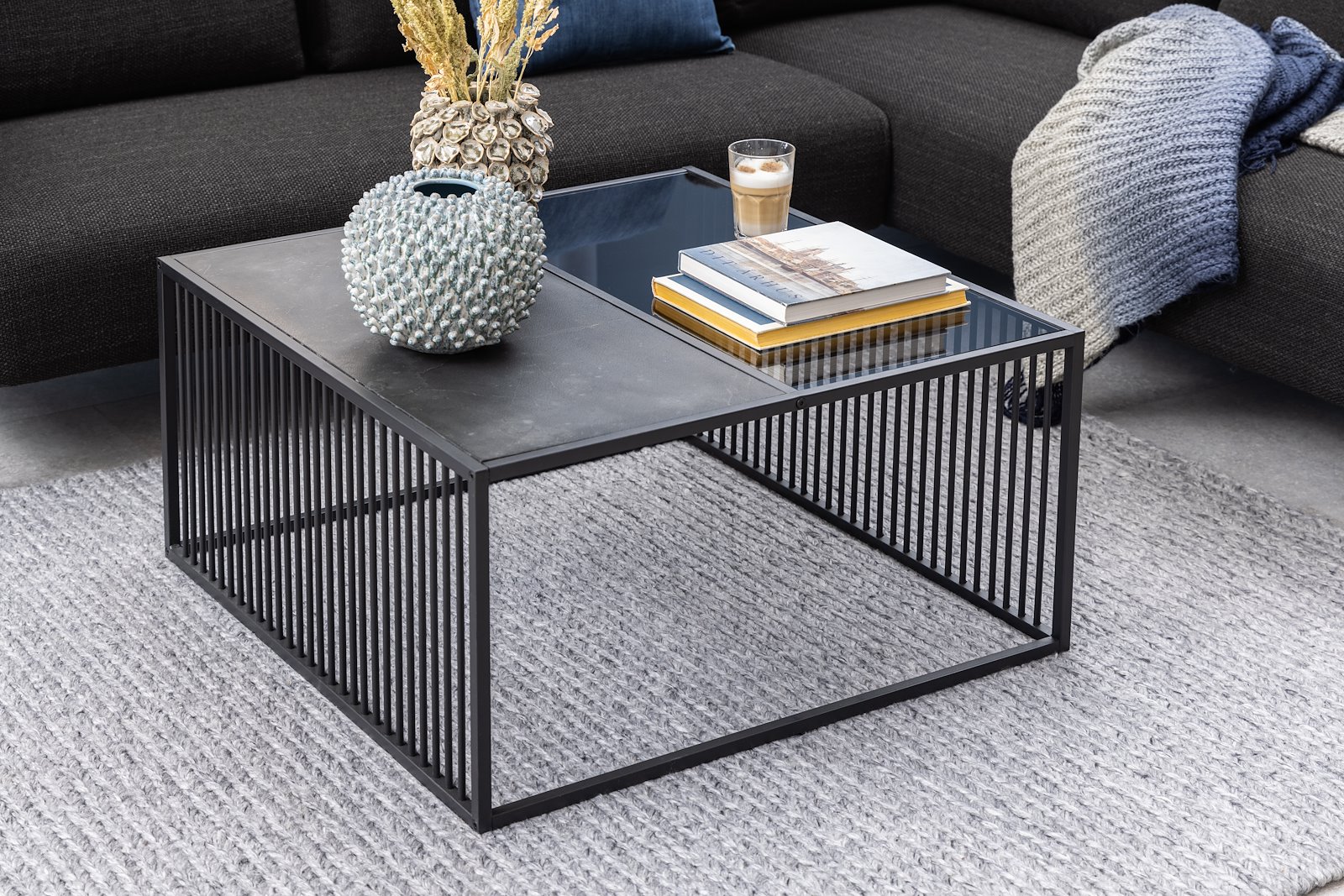 Strington sofabord Sort marmorprint og røykfarget glasstopp med sort trådunderstell. 80x80x40cm