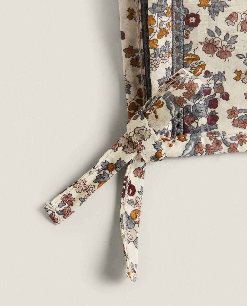 Gorro infantil em tecido com estampa floral