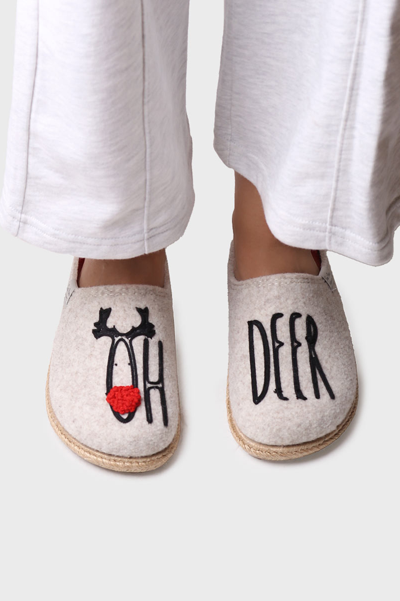 Pantufas femininas de feltro na cor cru