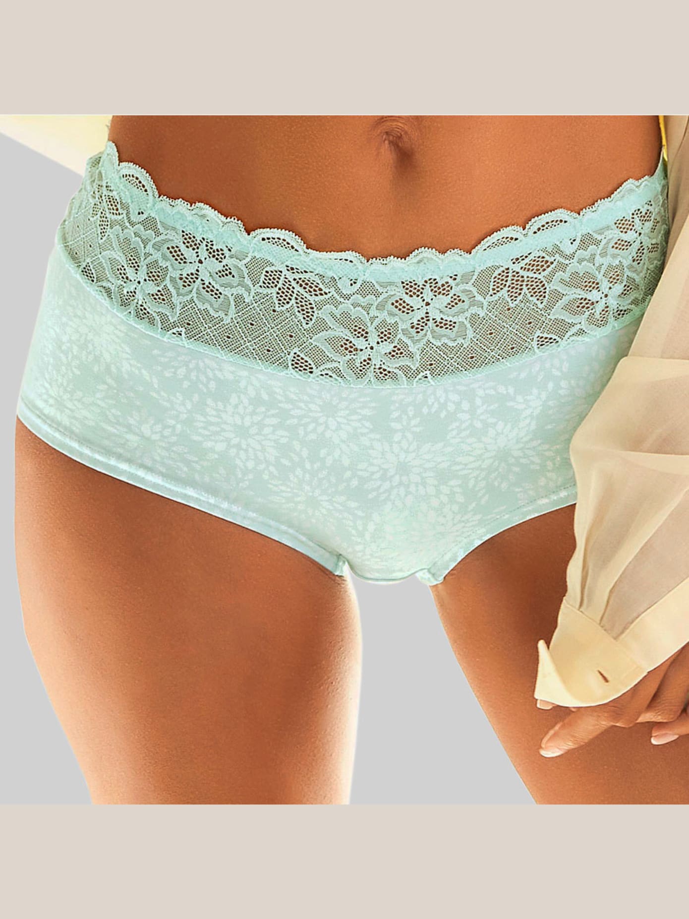 Panty féminin avec coupe enveloppante
