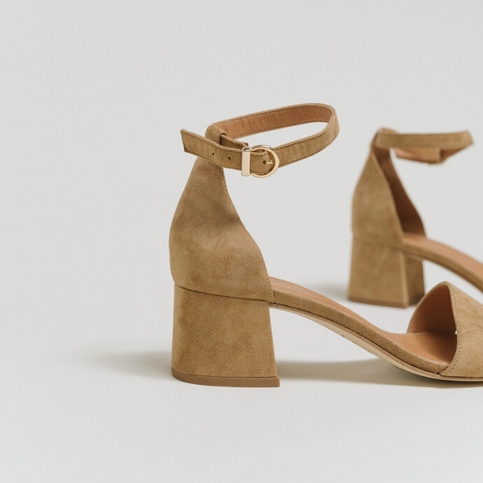 Sandales à talons carrés  en velours camel