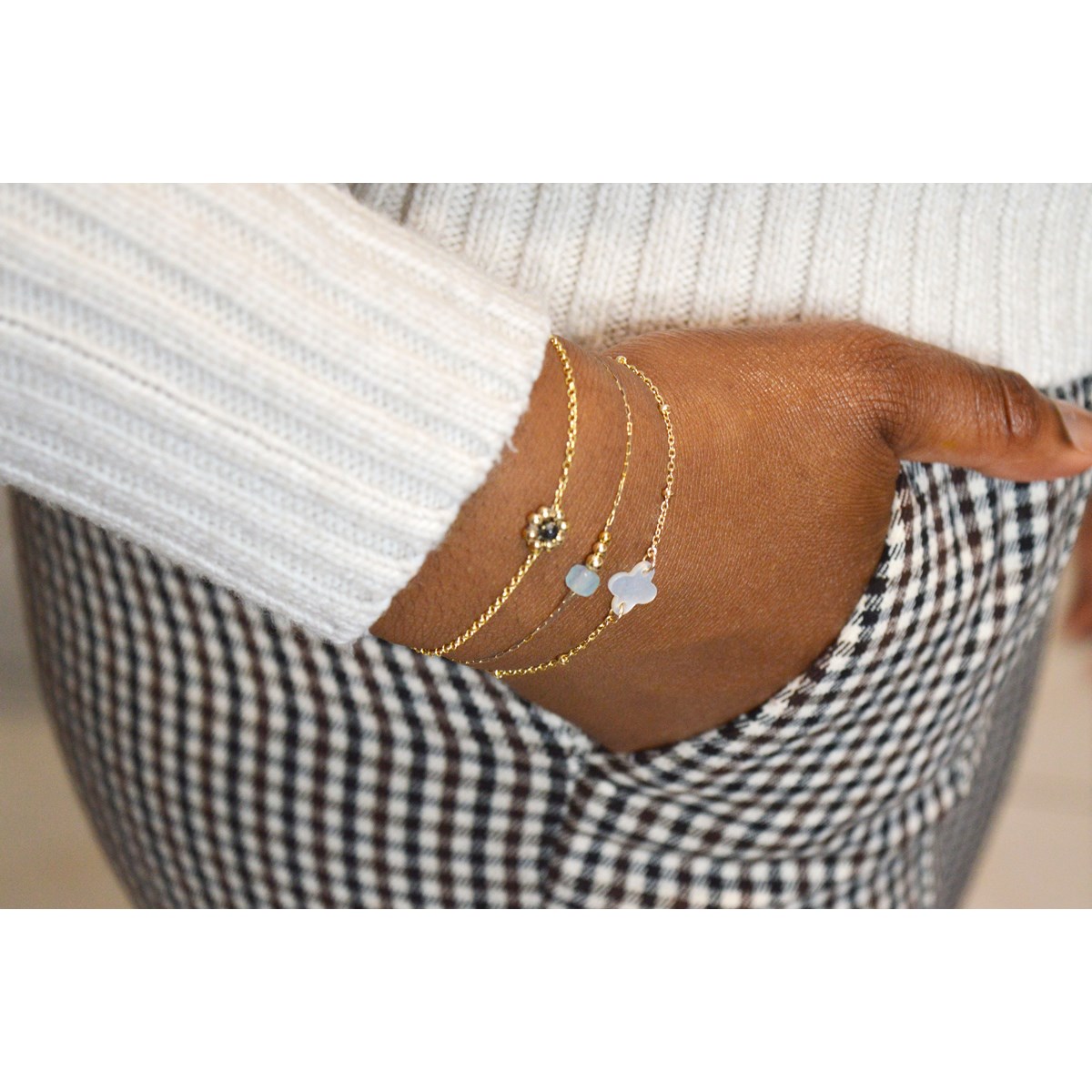Bracelet  fin orné d une perle semi-precieuse  de Aigue Marine