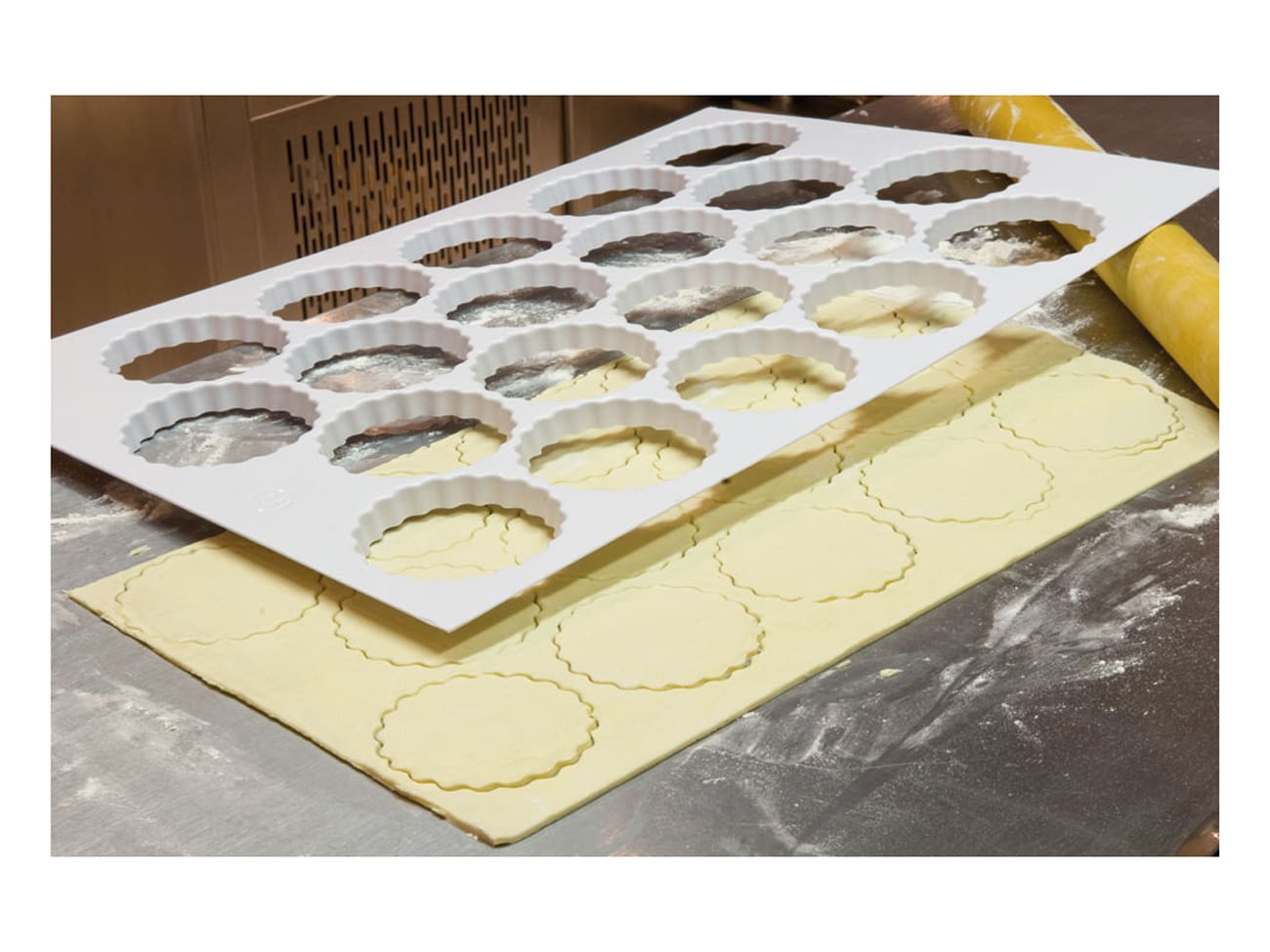 Plaque découpoir - 72 tartelettes cannelées - Matfer