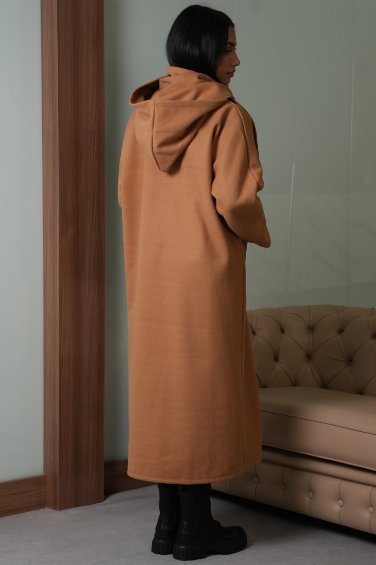 Manteau marron à capuche avec écharpe intégré