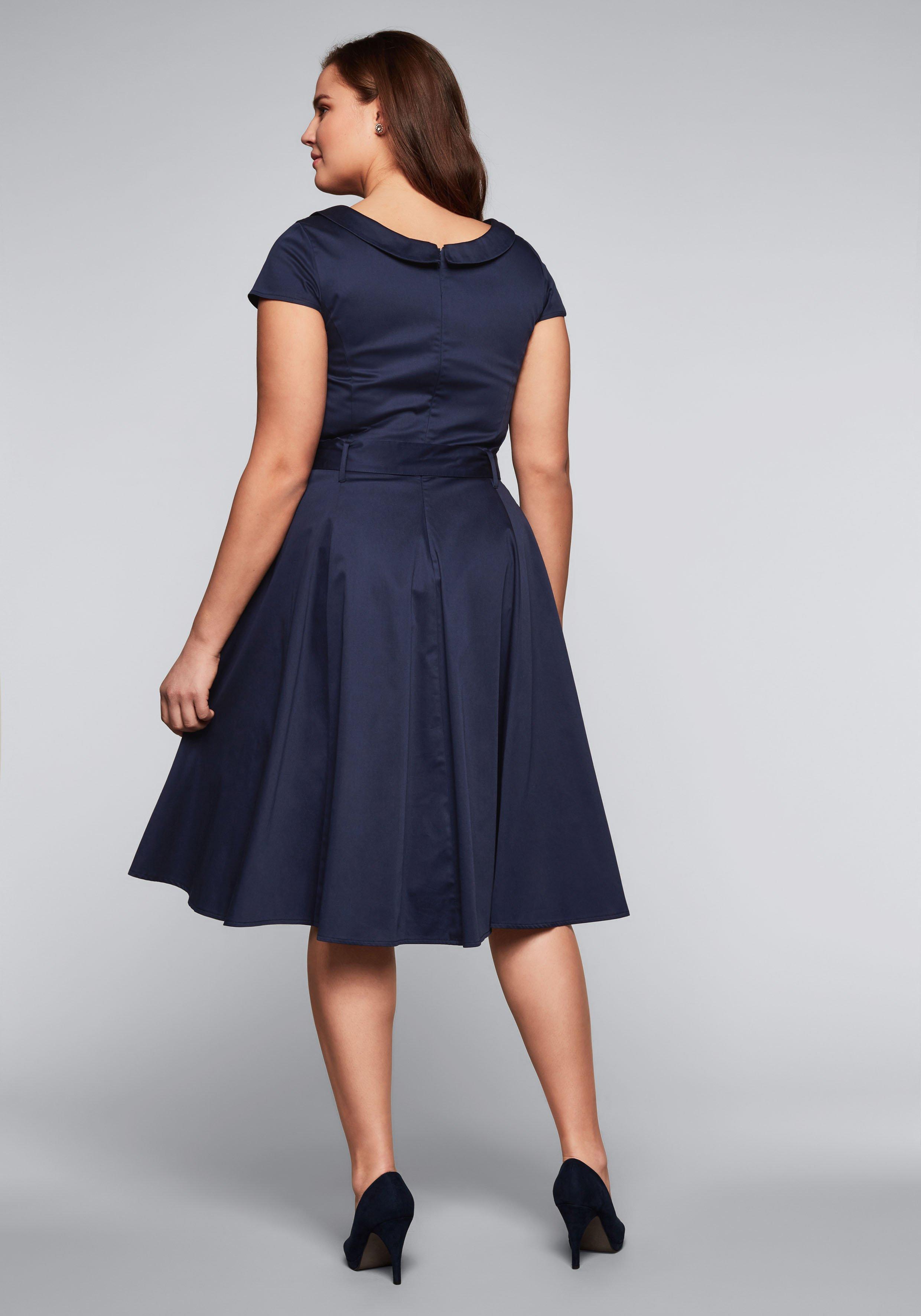 Kleid mit Bubikragen und Stoffgürtel