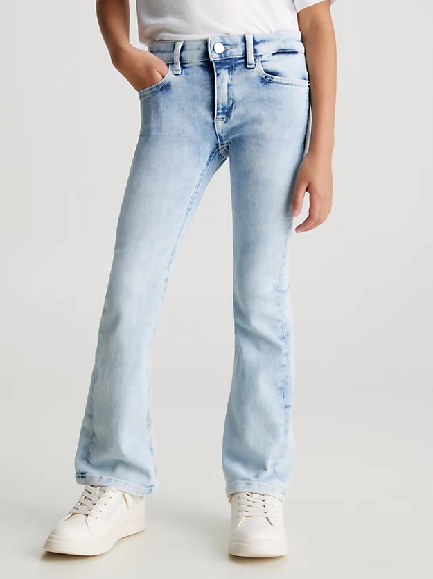 Ele me deu calças jeans.
