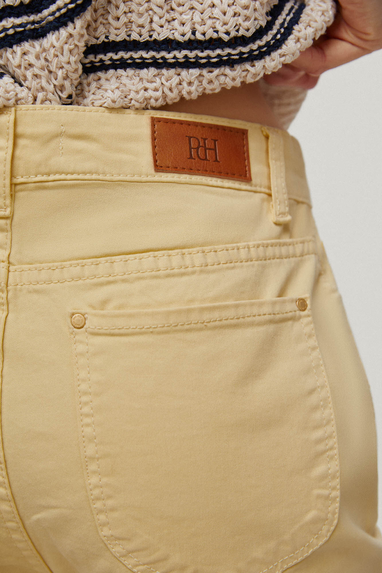 Calça jeans cropped flare com 5 bolsos bordados - Amarela