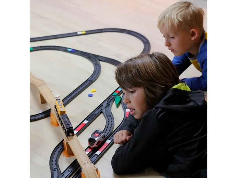 Intelino Smart Train - intelligent batteridrevet tog med skinner