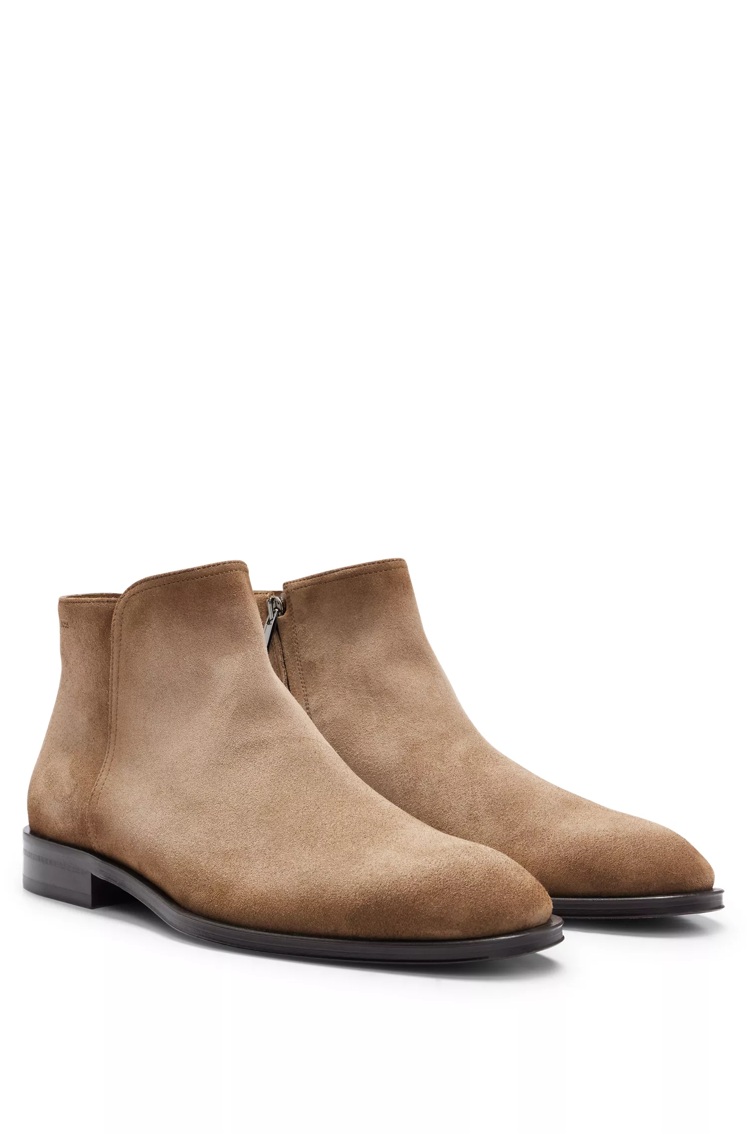 Botas de cano curto BOSS em camurça preta com logotipo em relevo.
