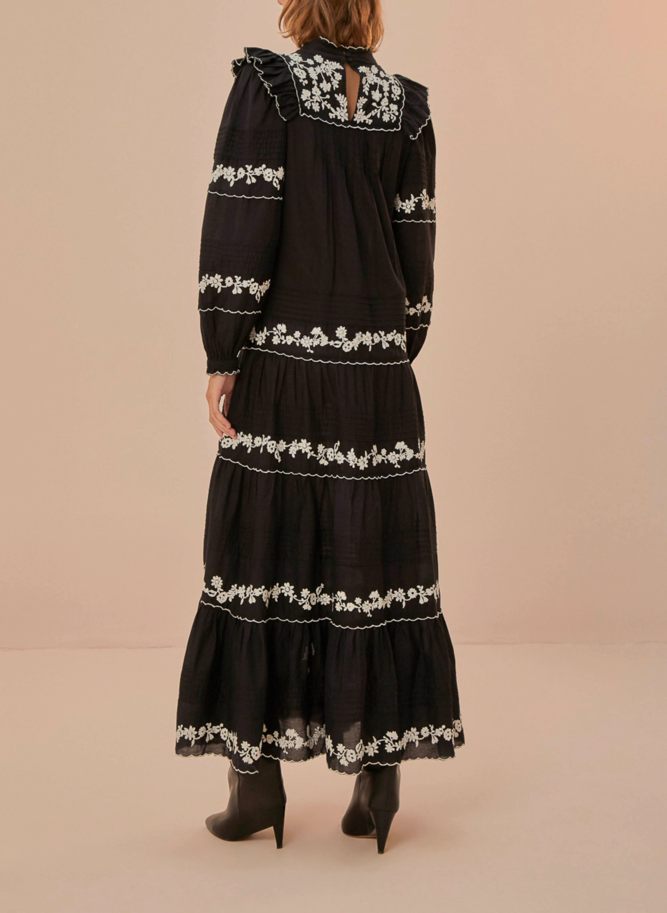Robe longue en coton brodé | Noir