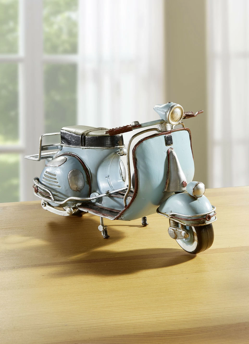 Handbemalter Vespa-Roller aus Blech