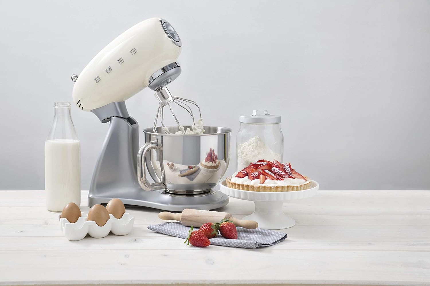 Smeg, SMF02CREU Küchenmaschine, 10 Geschwindigkeitsstufen, Planetenrührwerk, Sicherheitsabschaltung, 2 Rührbesen, Kugelgriff aus Edelstahl, 800 W, Creme