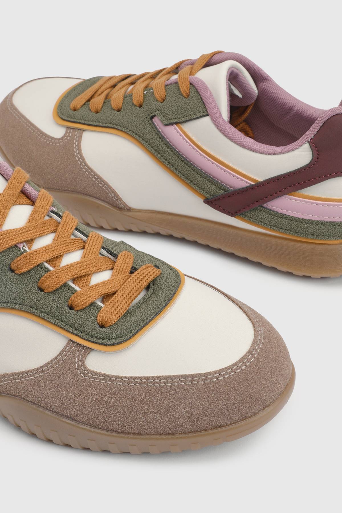 Oasis Baskets Shardie En Synthétique Contrasté À Lacets