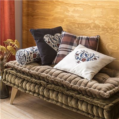 Coussin double face imprimé coeur et carreaux et coussin polochon à fleurs - BECQUET CRÉATION